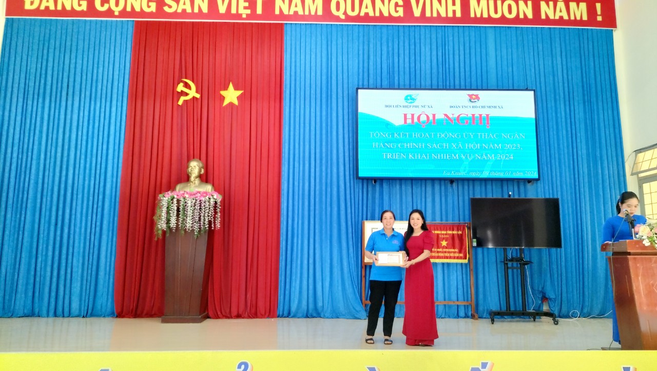 NGƯỜI TỔ TRƯỞNG TẬN TÂM VỚI NGƯỜI DÂN TRONG CÔNG TÁC TÍN DỤNG CHÍNH SÁCH XÃ HỘI TRÊN ĐỊA BÀN XÃ EA KNUẾC